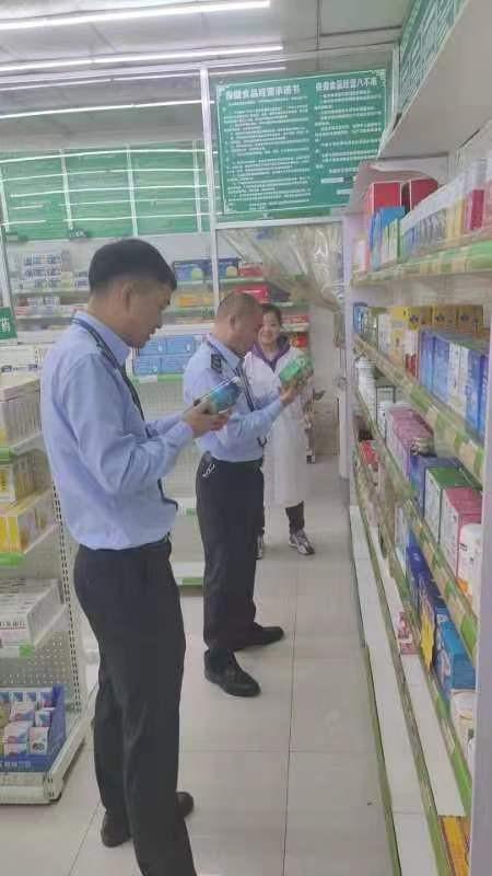 南充市嘉陵區(qū)中城市場(chǎng)監(jiān)管所開展餐飲及食品業(yè)安全大檢查，強(qiáng)化酒店管理